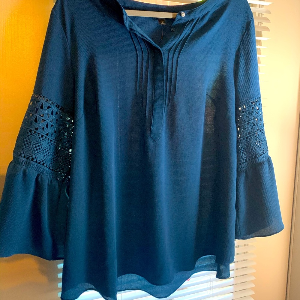 Roz & Ali bell sleeve blouse